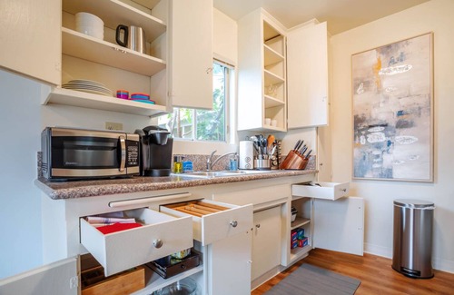 Alhambra Apartment | ☝Auburn Breeze · WIFI · CAL King Bed · Parking Included☝