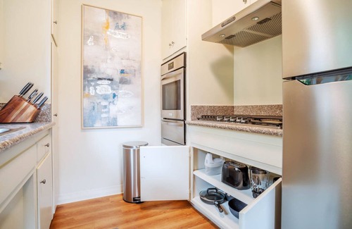 Alhambra Apartment | ☝Auburn Breeze · WIFI · CAL King Bed · Parking Included☝