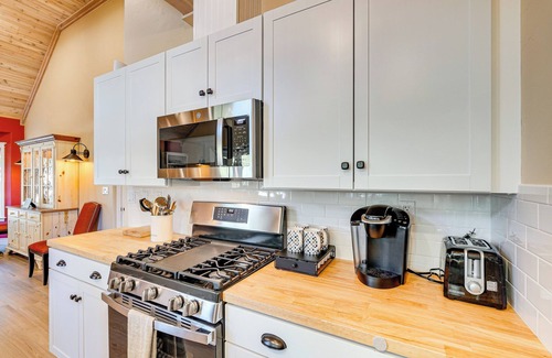 Auburn Cottage | Auburn Farmhouse w/Fireplace, Close to Wineries