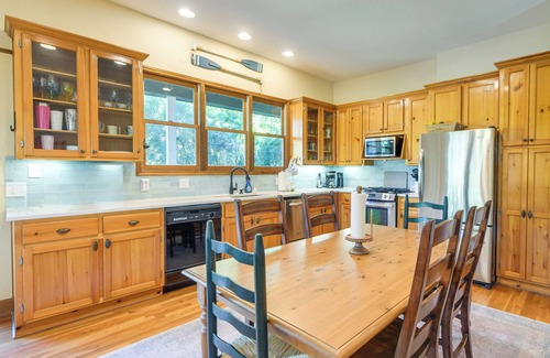 Smith Mountain Estates House | Auburn Game Day Getaway on Lake Martin w/Dock!