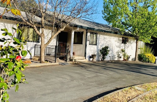 North Auburn House | Auburn's Family Hideaway - 3 bedrooms with king bed, BBQ, Internet, jet tub