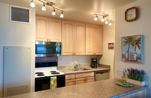 Kihei Resort | AUG Special Beautiful 1 Bedroom Beachfront condo on the beach with free parking