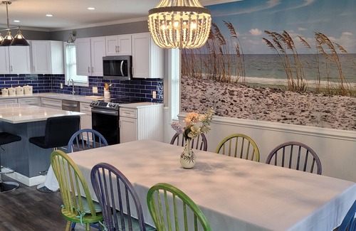 Ocean Isle Beach Cottage | August 4 night Min avail! Gorgeous 4 bedroom Home new decking and outdoor space