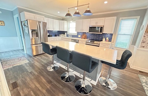 Ocean Isle Beach Cottage | August 4 night Min avail! Gorgeous 4 bedroom Home new decking and outdoor space