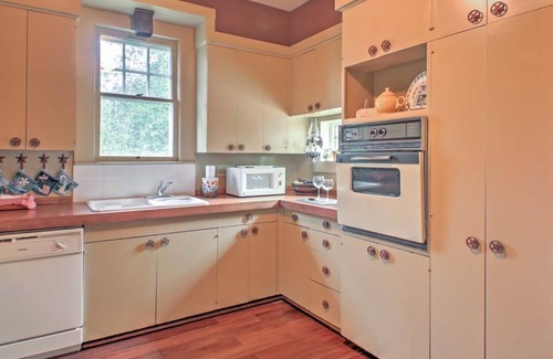 Fredericksburg House | 'August Schmidt' Fredericksburg Cottage w/Hot Tub