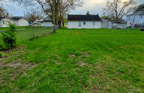 Dundee Cottage | Aunt Rose's cozy 1 bedroom cottage on the River Raisin in Dundee MI