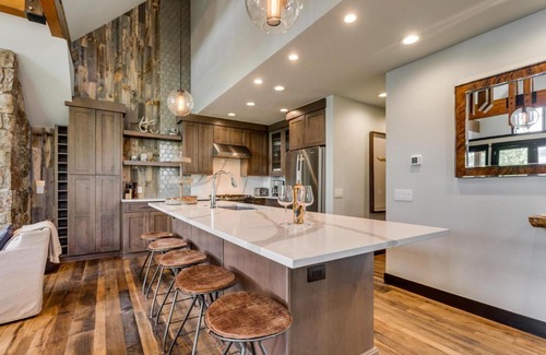Four O'Clock House | Aussie Elegance at Slopeside