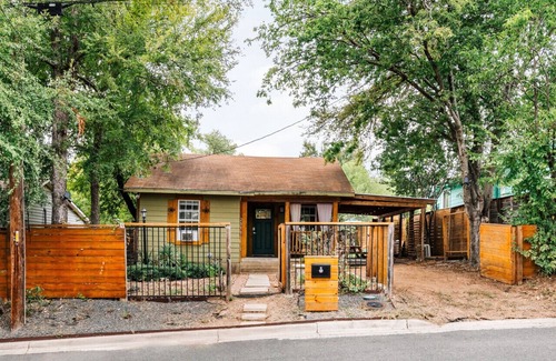 Blackshear-Prospect Hill House | Austin 1BR Downtown Escape w BBQ Games and Fireplace