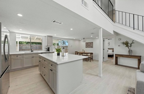 Sunridge South House | Austin 3BR/2.5BA Retreat with Backyard. 15 Mins From Downtown Austin