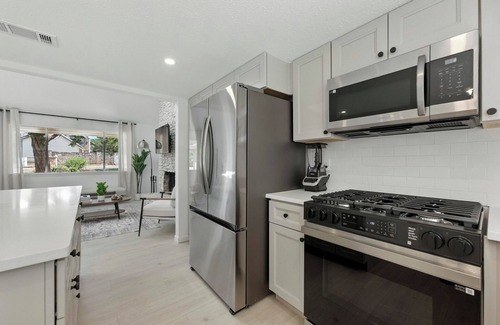 Sunridge South House | Austin 3BR/2.5BA Retreat with Backyard. 15 Mins From Downtown Austin