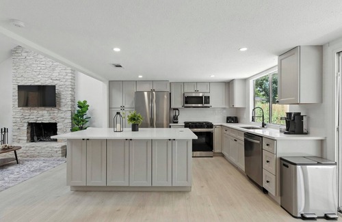 Sunridge South House | Austin 3BR/2.5BA Retreat with Backyard. 15 Mins From Downtown Austin