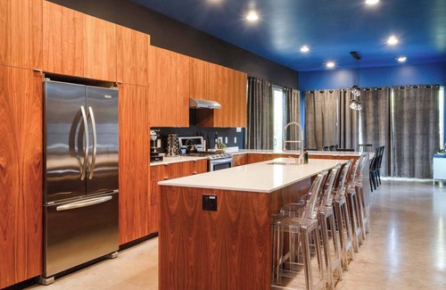 East Cesar Chavez Villa | Austin 5BR Icon Mansion—6min to Rainey Street