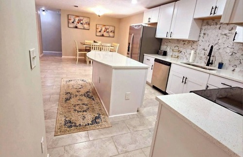 Westside House | Austin Gray: 5Bd/2Bth/Huge Vacation Home Sleeps 12!
