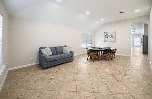 Round Rock House | Austin Suburban Bright & Spacious 1-Story Home