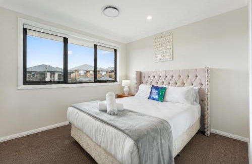 Austral Villa | Austral Spacious large 5 br home with Central AC