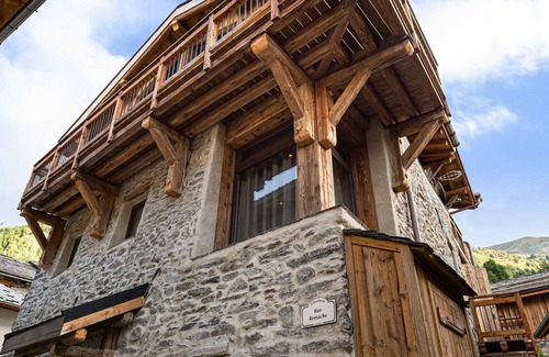 Villarabout Ski Chalet | Authentic Chalet with Sauna, Near St. Martin, Sleeps 10, Quality Rating 5 Gold Snowflakes