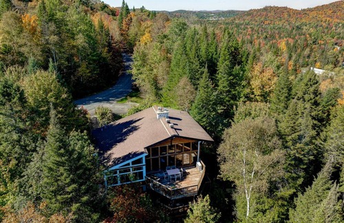 Sainte-Agathe-des-Monts House | Authentic Swiss Cabin - 4 BR with Hot Tub and pool table