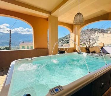 Santa-Reparata-di-Balagna Apartment | Authentique appartement vue montagnes avec grand patio et jacuzzi chauffé