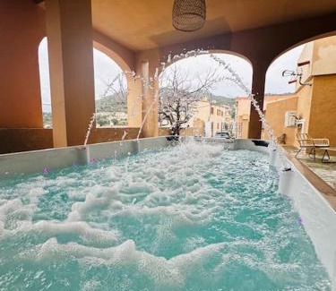 Santa-Reparata-di-Balagna Apartment | Authentique appartement vue montagnes avec grand patio et jacuzzi chauffé