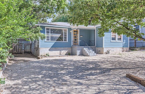 Austin House | Authentic Austin Pad with Roof-top Deck Bar