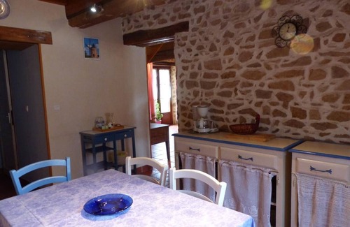 Barrais-Bussolles Cottage | Authentic Cottage with Wifi and Pets Allowed