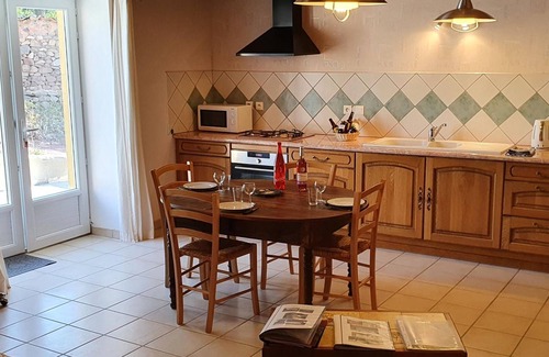 Saint-Paul-de-Vezelin Cottage | Authentic Country House with Fireplace and Pets Allowed