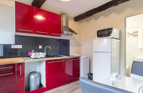 Vidouville Cottage | Authentic House with Private Parking Among Apple Trees