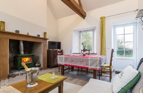 Vidouville Cottage | Authentic House with Private Parking Among Apple Trees