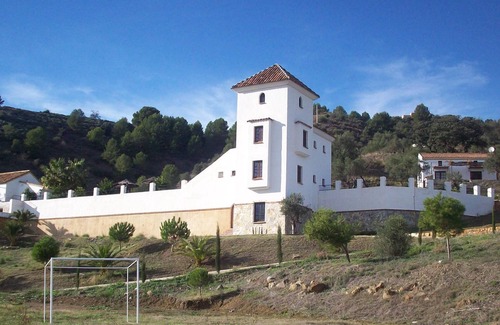 Alozaina House | Authentic house, within the castle walls of holiday park Finca el Moralejo
