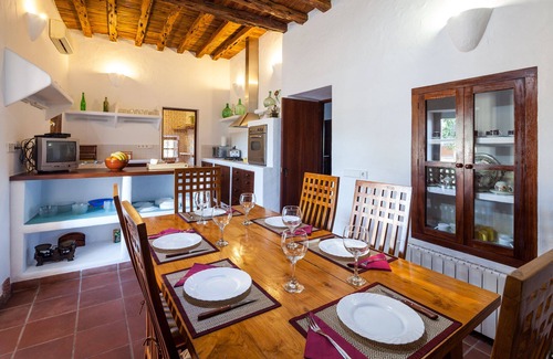 Sant Antoni de Portmany Villa | 🌞AUTHENTIC IBIZA STYLE VILLA🏡 HUGE PRVTE POOL🏊‍♂️BBQ🍴A/C❄️WIFI 📶& PARKING🚗