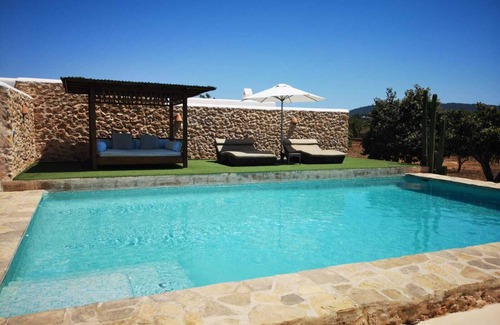 Sant Antoni de Portmany Villa | 🌞AUTHENTIC IBIZA STYLE VILLA🏡 HUGE PRVTE POOL🏊‍♂️BBQ🍴A/C❄️WIFI 📶& PARKING🚗