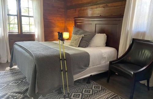 Eureka Springs House | Authentic Log Cabin with Full Kitchen, Fireplace a