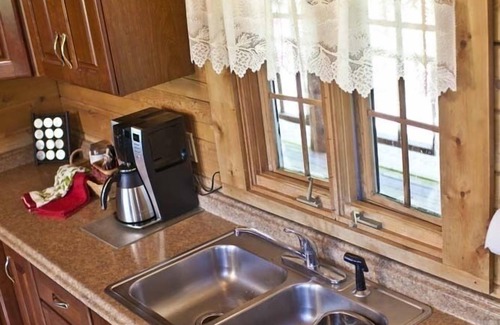 North Ferrisburgh Cabin | Authentic Log Cabin! - Mountain Views-Campfires FREE wood - Hot Tub - Near Lake