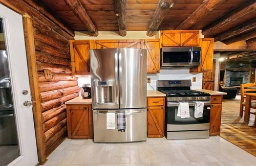 Hickory Hills House | Authentic Log Cabin in the Pocono Mountains