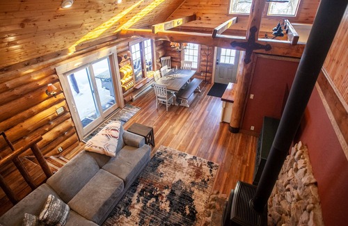 Carlton Cabin | Authentic log cabin with cozy fireplace nestled in the woods