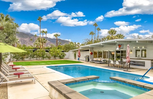 Sunmor House | Authentic mid-century model home with pool, outdoor living & 180º mountain views