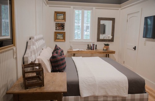 Mirror Lake Cabin | Authentic Mirror Lake Cabin, Canoe, Sleeping Loft For Families, 3 Min to Town