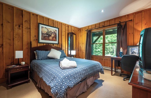 Lac-Superieur Cabin | Authentic Northern Log Cabin in the Woods with SPA