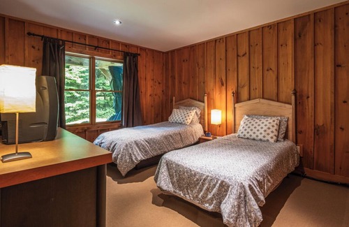 Lac-Superieur Cabin | Authentic Northern Log Cabin in the Woods with SPA