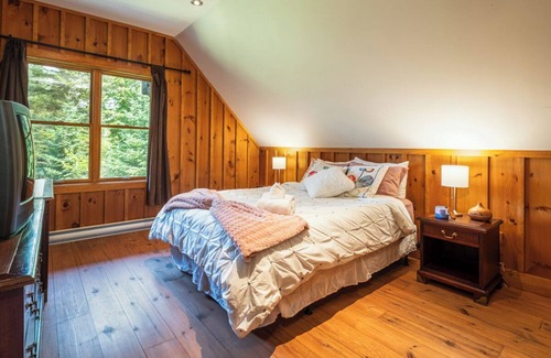 Lac-Superieur Cabin | Authentic Northern Log Cabin in the Woods with SPA