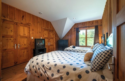 Lac-Superieur Cabin | Authentic Northern Log Cabin in the Woods with SPA