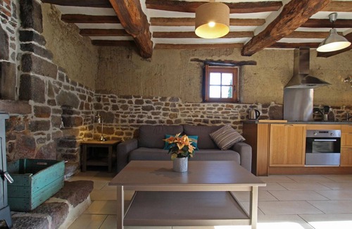 Hudimesnil Cottage | Authentic restored cottage with peaceful pond and pets allowed