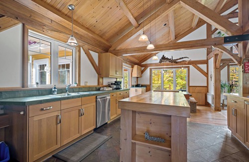 Lac Superieur Village Ski Chalet | Authentik chalet - Hot tub, Kayaks and lake superior access/#301372