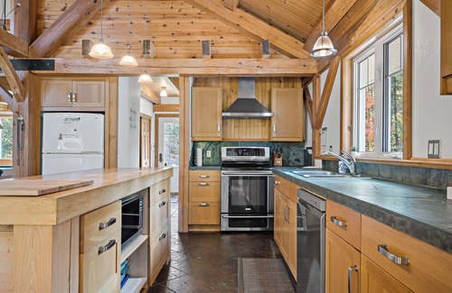 Lac Superieur Village Ski Chalet | Authentik chalet - Hot tub, Kayaks and lake superior access/#301372