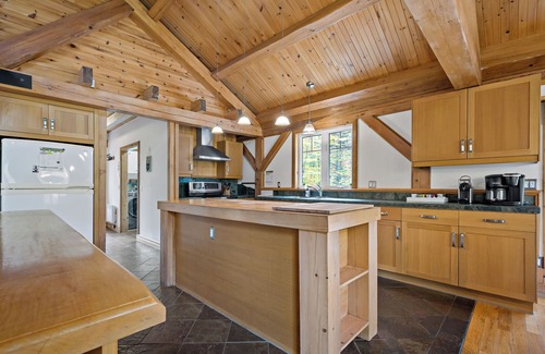 Lac Superieur Village Ski Chalet | Authentik chalet - Hot tub, Kayaks and lake superior access/#301372