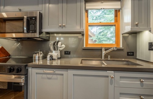 Homewood Cottage | Autumn Availability! Close to Homestead Resort! Filtered Lake Views!