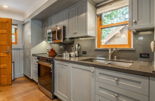 Homewood Cottage | Autumn Availability! Close to Homestead Resort! Filtered Lake Views!
