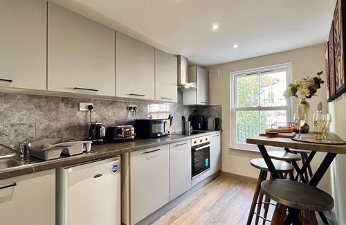 Latchmere Apartment | Autumn Comfort: Friendly Studios Near Battersea
