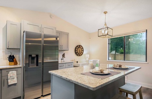 East Arlington House | Autumn Deal! Glimmering Jacksonville Getaway~Grill, Mayo & Beach~Sleeps 7