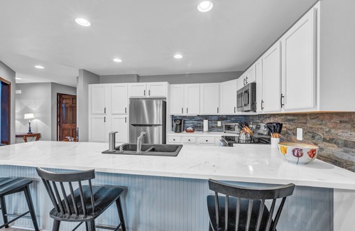 Sugar Mountain House | Autumn Escape/Stunning views Chalet w/Fireplace/walk to trails and slopes